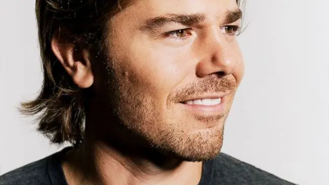 jefe que paga a todos sus empleados el mismo sueldo que el.