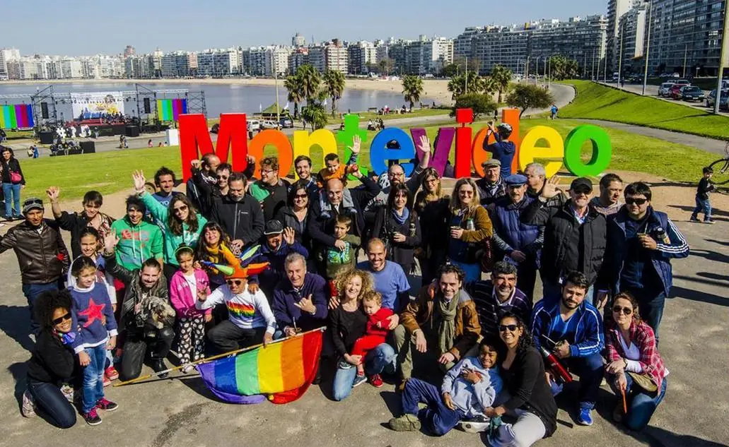 Heterosexual tocó el cartel de Montevideo y se volvió puto
