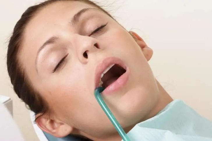 Por qué te chirrían los dientes cuando duermes