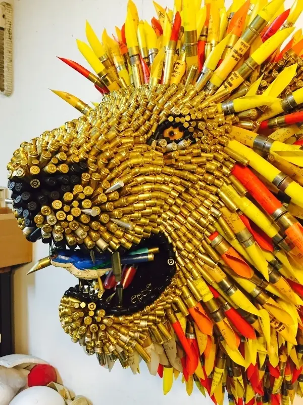 El artista que convierte balas en animales