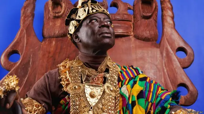 Rey africano gobierna por Skype