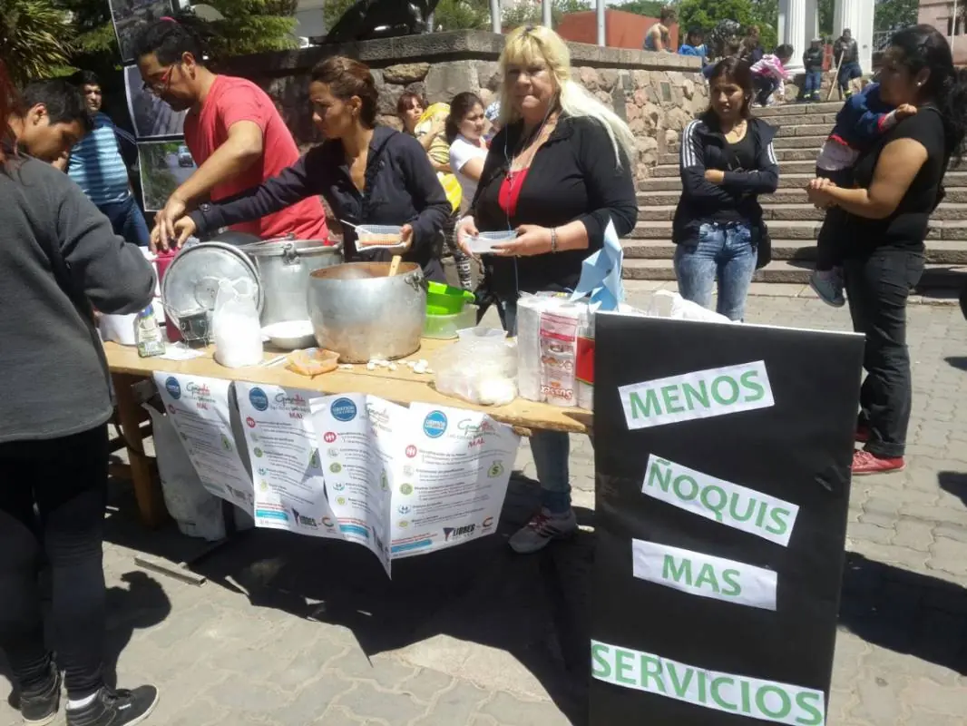 Original protesta contra los “noquis” de Luis Lobos