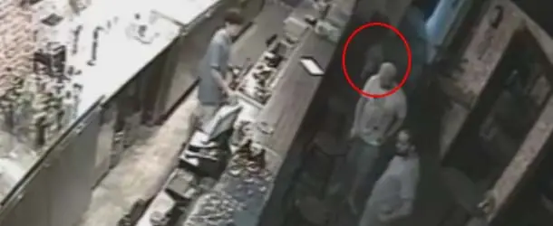 Cámaras de seguridad graban a un niño fantasma en un club
