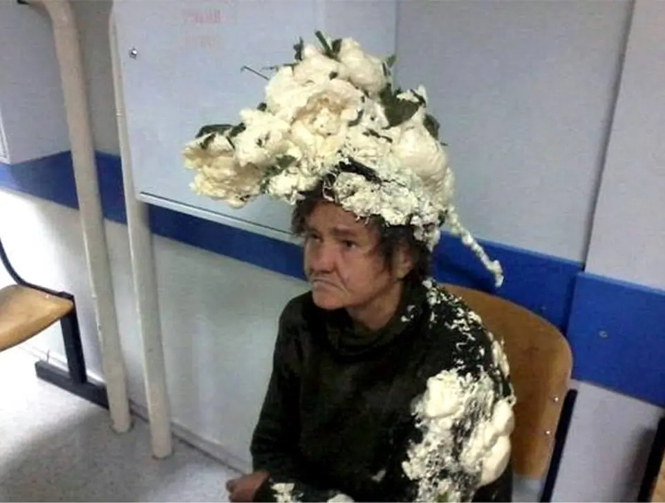 Mujer confunde espuma de poliuretano con espuma para el pelo