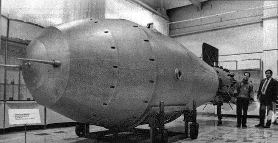 ¿Cómo explota una bomba atómica?