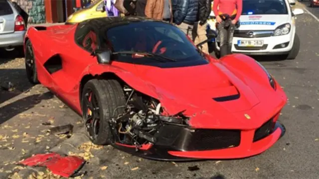Se compró un Ferrari y lo estrelló al salir de la automotora