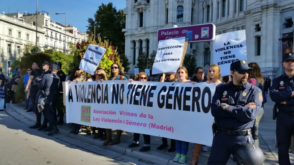 feministas agreden a mujeres