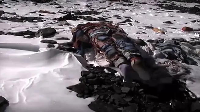 200 cadáveres en El Everest y se utilizan como pun +(Fotos)