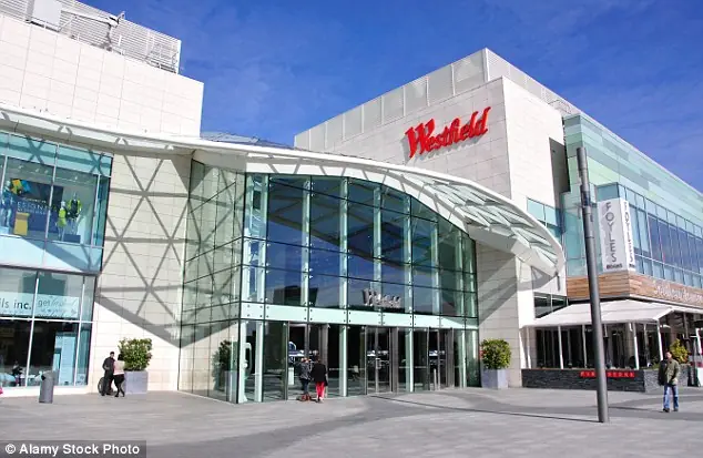 Degeneración: sexo oral frente a sus hijos en un shopping