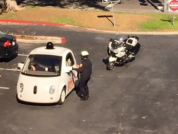Policía infracciona a uno de los coches autónomos de Google