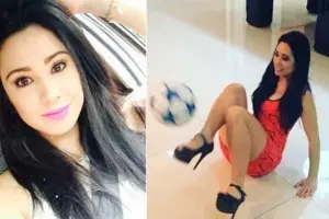 hace trucos con el balón de fútbol en minifalta y tacones