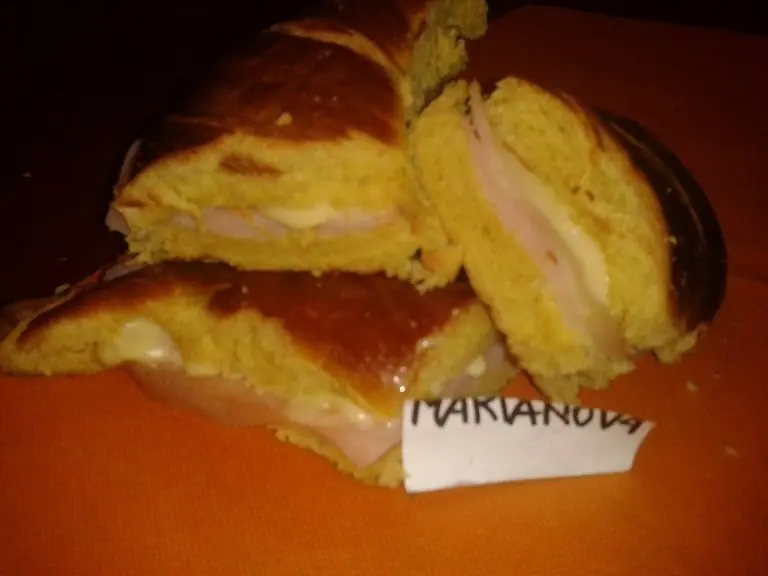 Mira esta medialuna gigante con jamón y queso