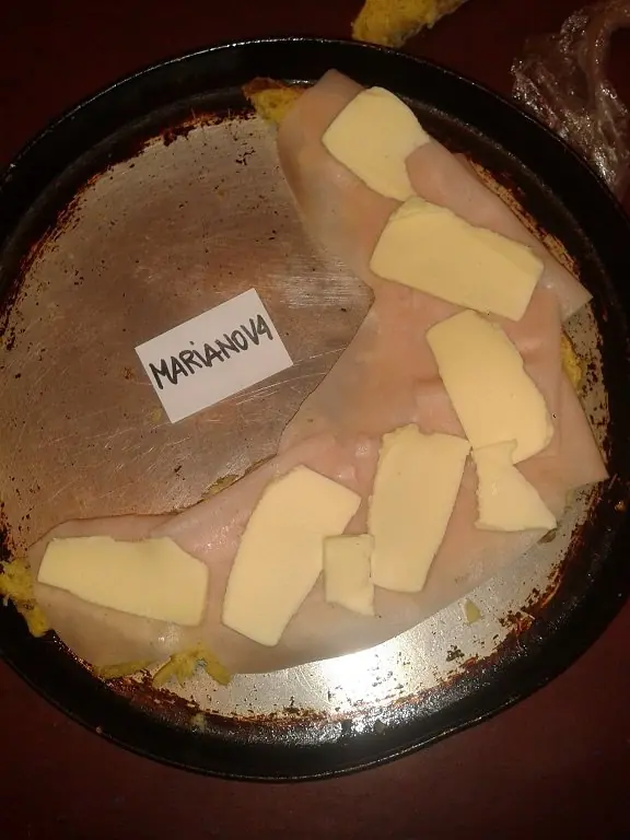 Mira esta medialuna gigante con jamón y queso