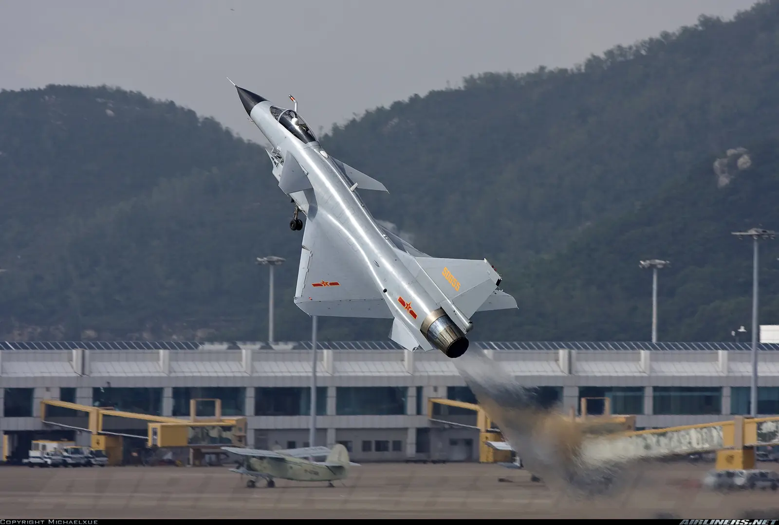 Como es el Chengdu J-10 que Argentina le compraria a China