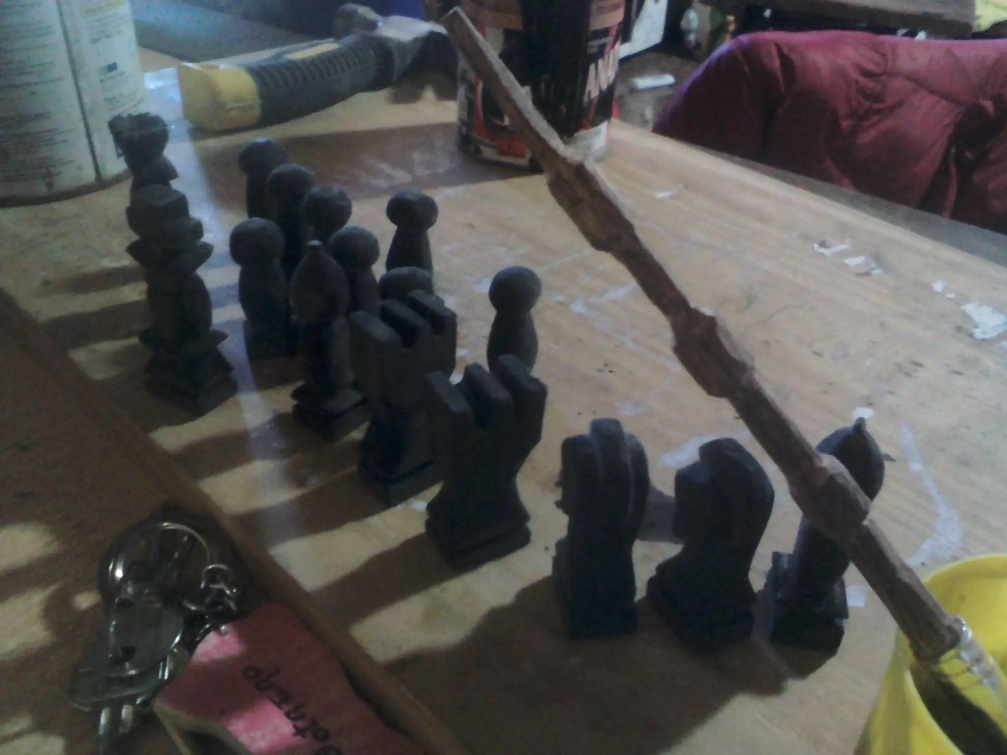 ajedrez tallado en madera