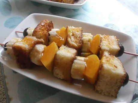 Banderillas de coca con albaricoques y platano