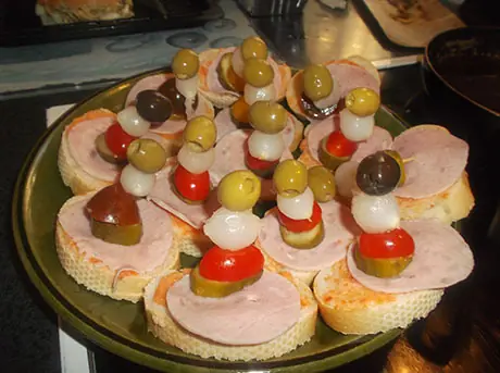 Mortadela con pan con tomate