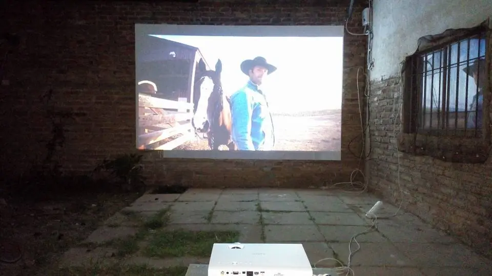 Construi un cine en el patio de mi casa