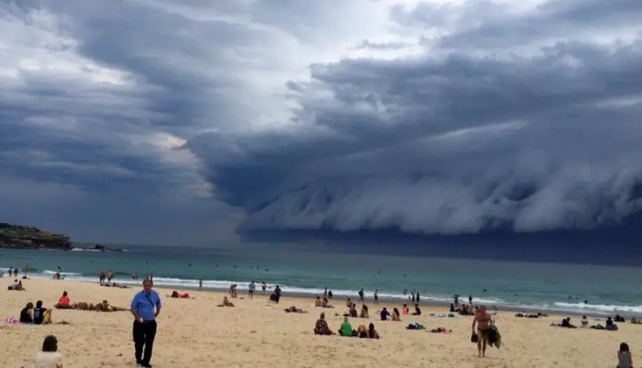 Graban una gigantesca nube apocalíptica en Australia