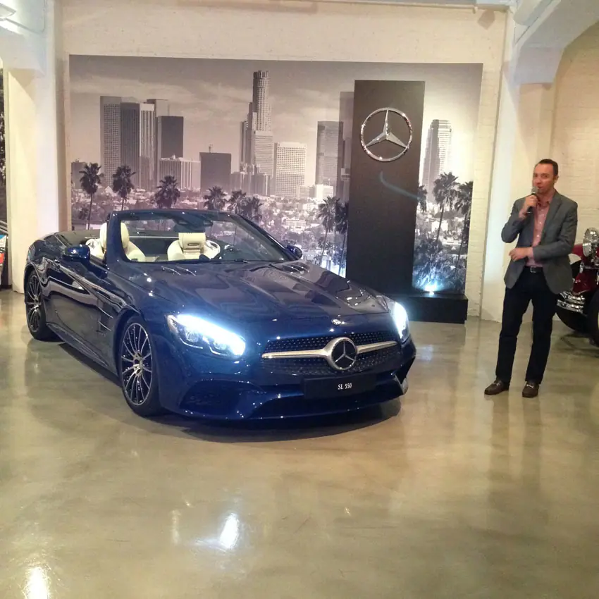 Mercedes Benz SL 2016 presentado en garage lleno de clasicos