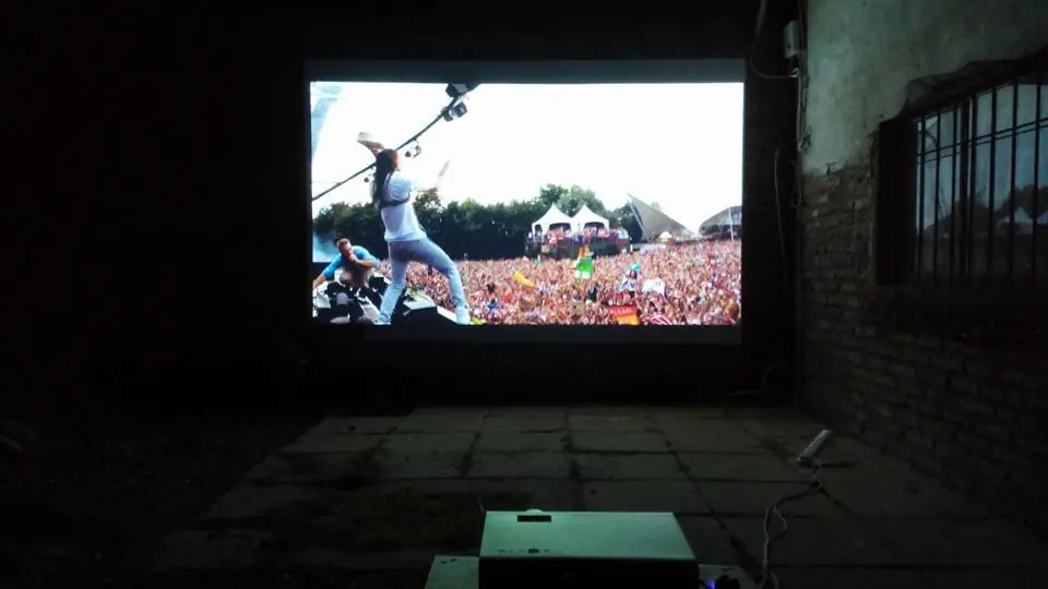 Construi un cine en el patio de mi casa