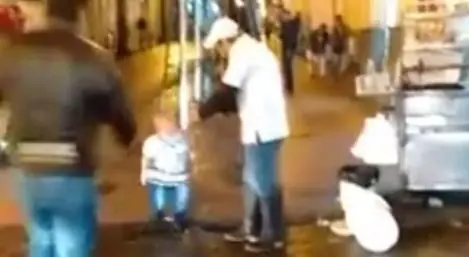 Un hombre ataca y muerde a los comerciantes callejeros