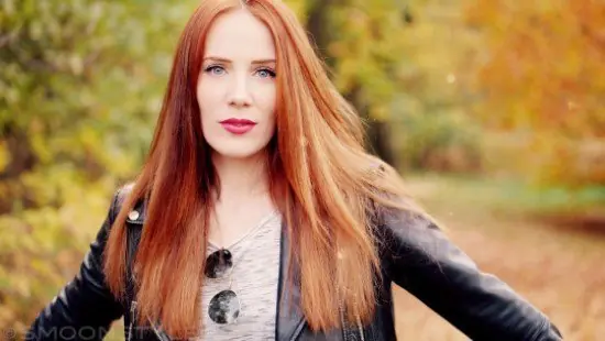 La hermosa Simone Simons conocela rufian