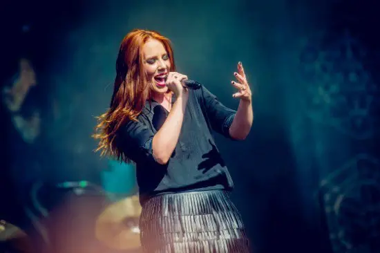 La hermosa Simone Simons conocela rufian