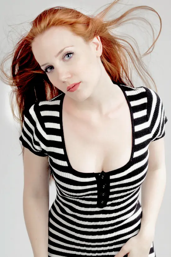 La hermosa Simone Simons conocela rufian