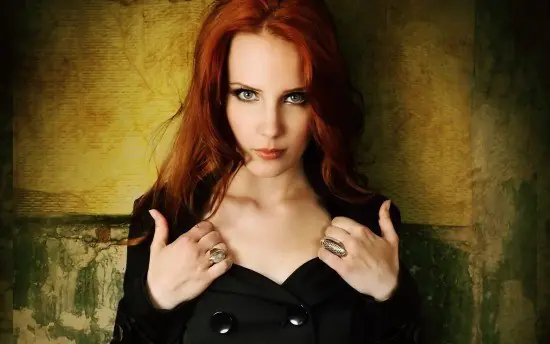 La hermosa Simone Simons conocela rufian