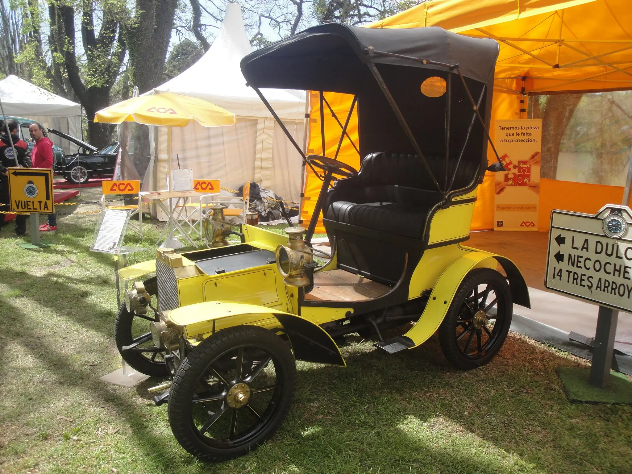 Peugeot pequeño y antiguo