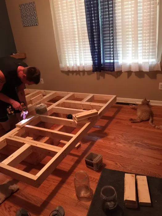 Se construyó una cama flotante con mucho estilo