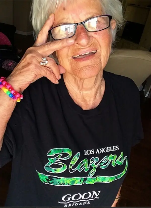 Mi abuelita se la fuma.