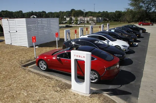 Tesla comparte los supercargadores con otros fabricantes
