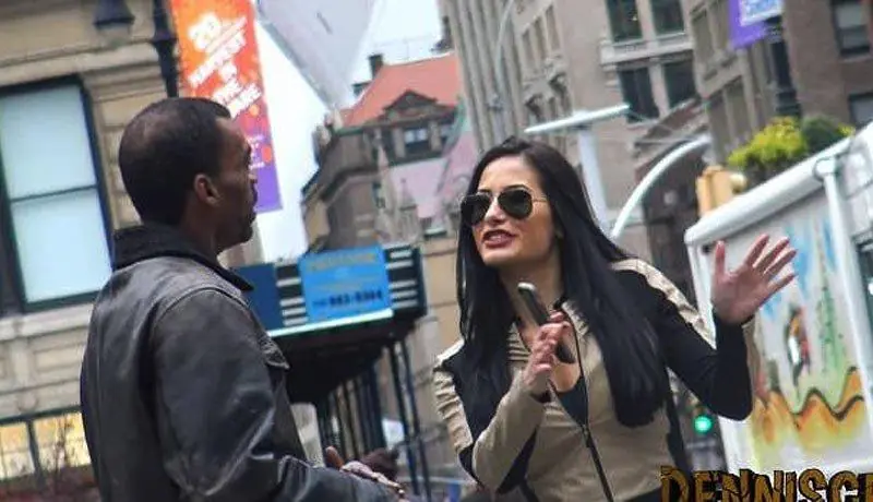 bella joven fue humillada tras sacarse sus lentes oscuros