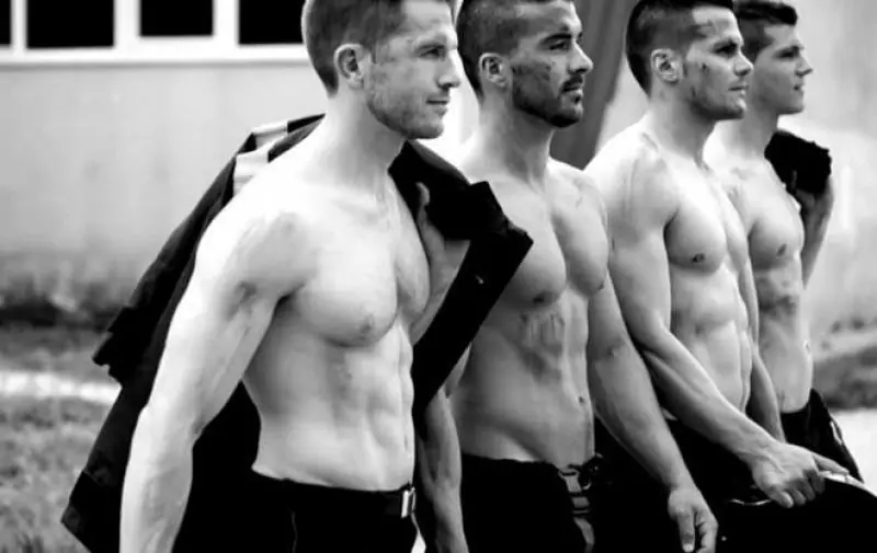 Bomberos, franceses y desnudos, ¿necesitás algo más? Bomberos, franceses y desnudos, ¿necesitás algo más?