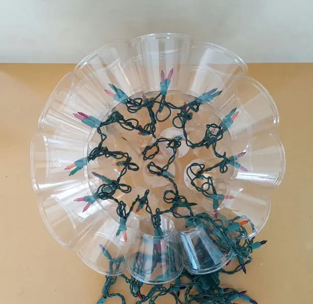 Esfera luminosa con vasos de plastico