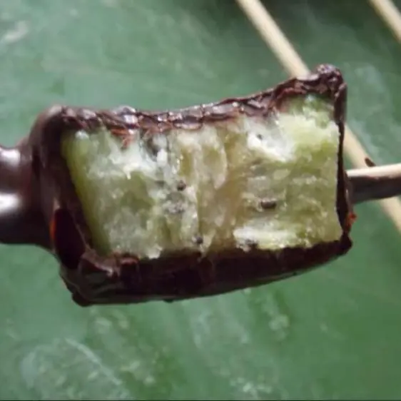Prepara frutas bañadas en chocolate