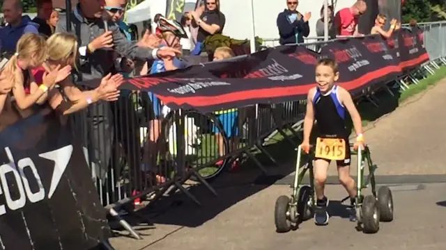 Un nene con parálisis cerebral termina un triatlón