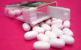 anomalía física:las mujeres sólo pueden comer mentas Tic-Tac
