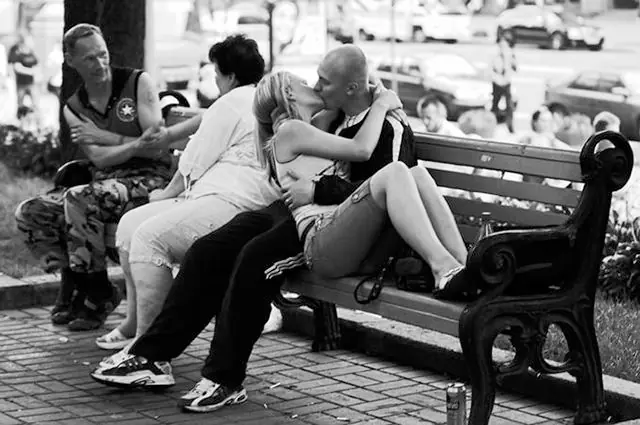 22 parejas "Calientes" que olvidaron que estaban en público