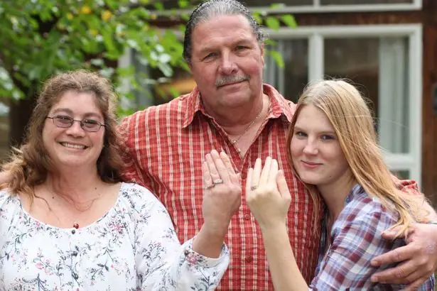 Tiene 60 y se casa con piba de 19,con permiso de la esposa