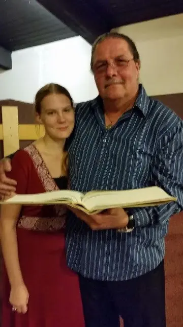Tiene 60 y se casa con piba de 19,con permiso de la esposa