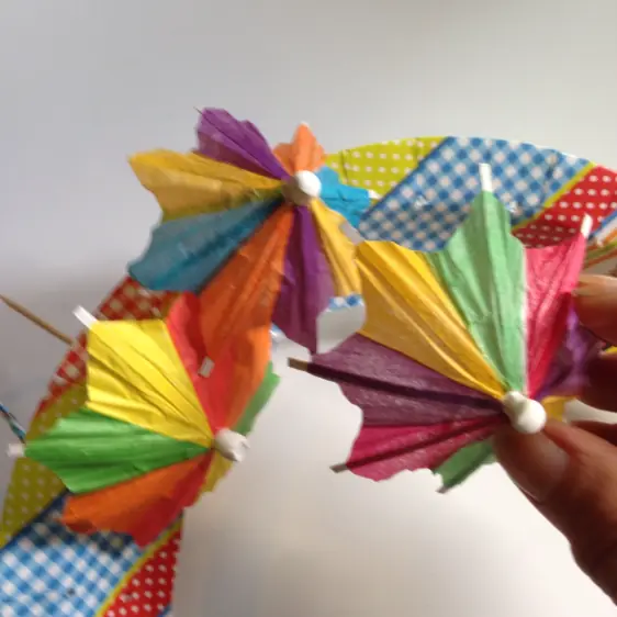 Haz una bonita corona con sombrillitas de papel