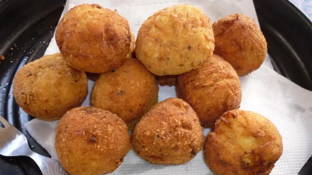 Bombas de papa rellenas de jamon y queso