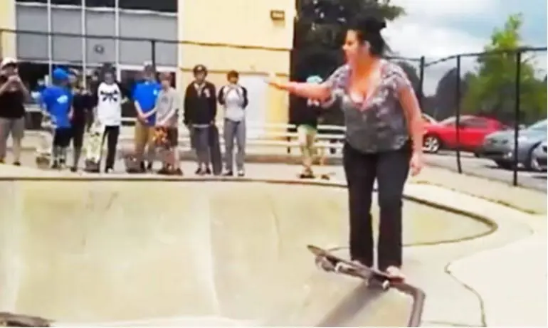 Señora borracha avergüenza a su hijo en un skatepark