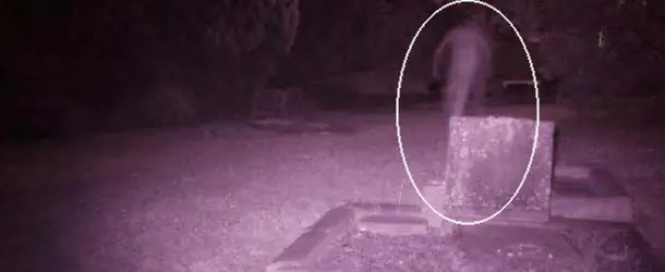 Investigadores captan una figura fantasmal en un cementerio