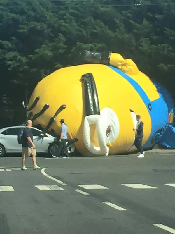 Un Minion gigante invadió una autopista y desató el caos