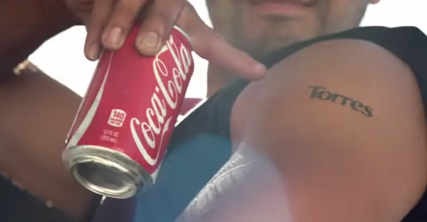 CocaCola hizo unas latas que dejan un tatuaje de tu apellido