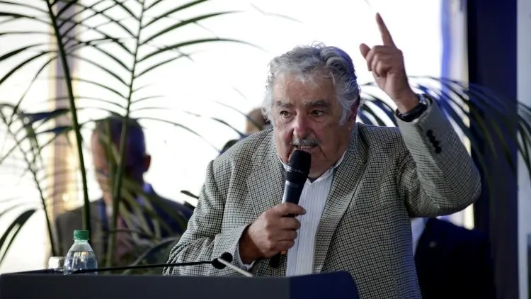 Mujica: Evitar a los "paracaidistas" en la política,....